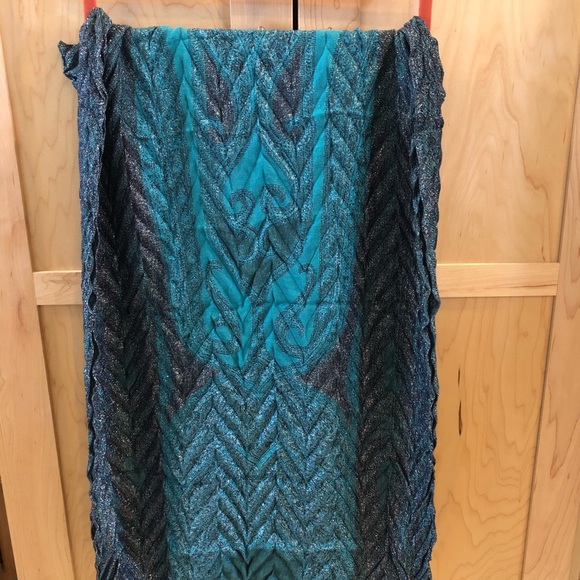 Shimmery infinity scarf with peacock colors - Picture 3 of 4